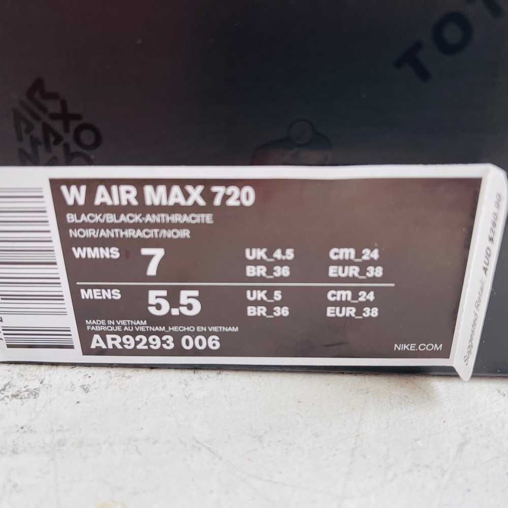 NIKE AIR MAX 720 - Picture 3 of 9